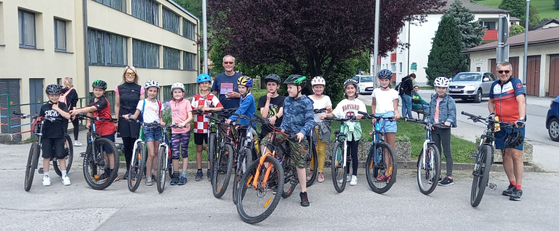 Junge Pedalritter unterwegs