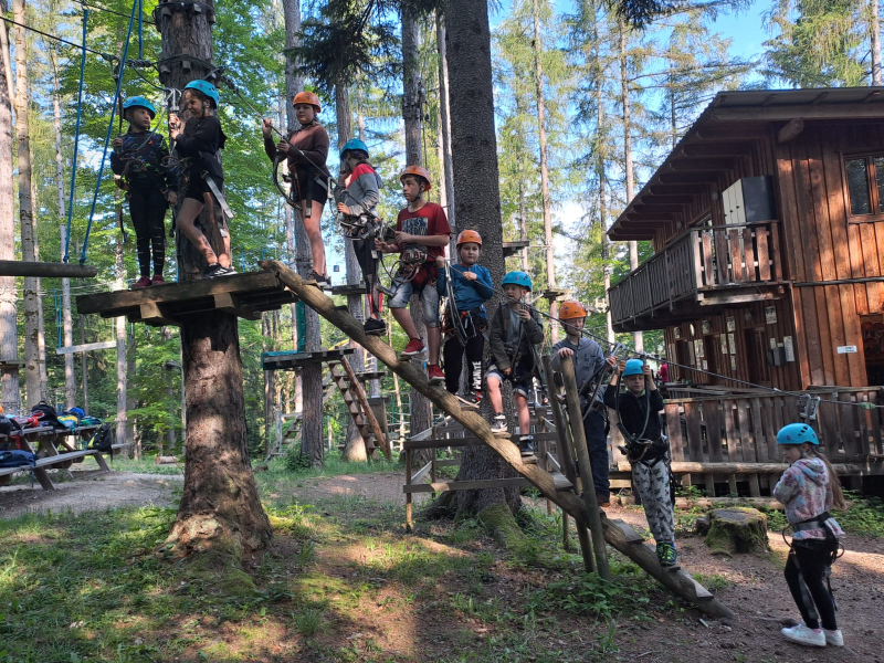Kletterpark. Seil und Bogen