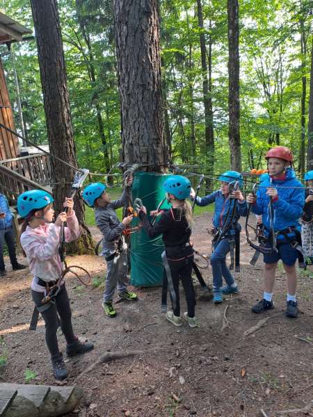 Kletterpark. Seil und Bogen