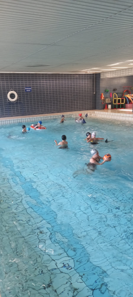 Schwimmwettbewerb der 4b- Klasse