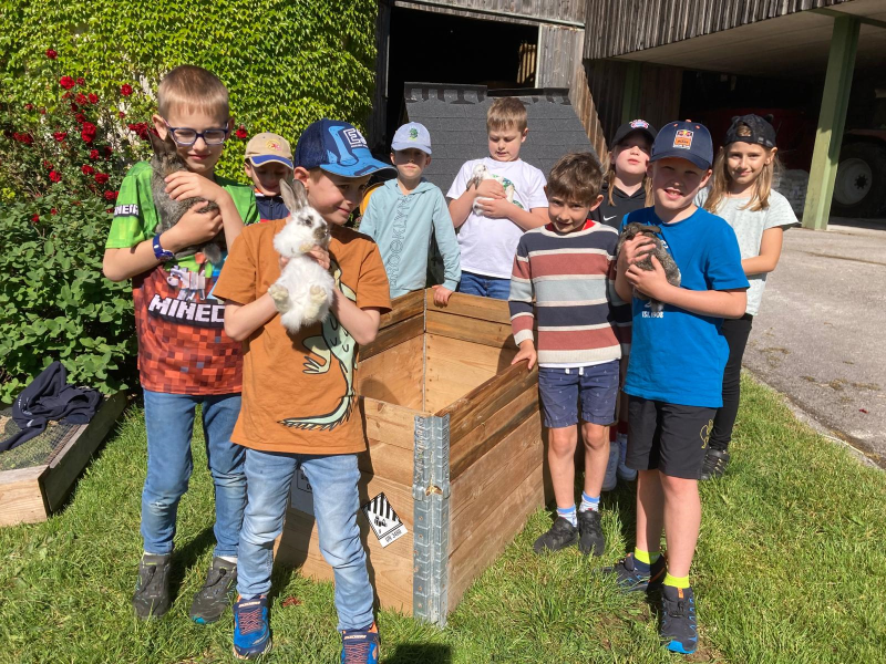 Bauernhoftag der 2. Klassen bei Familie Grundböck im