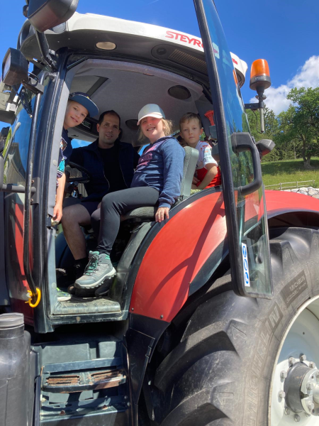 Bauernhoftag der 2. Klassen bei Familie Grundböck im