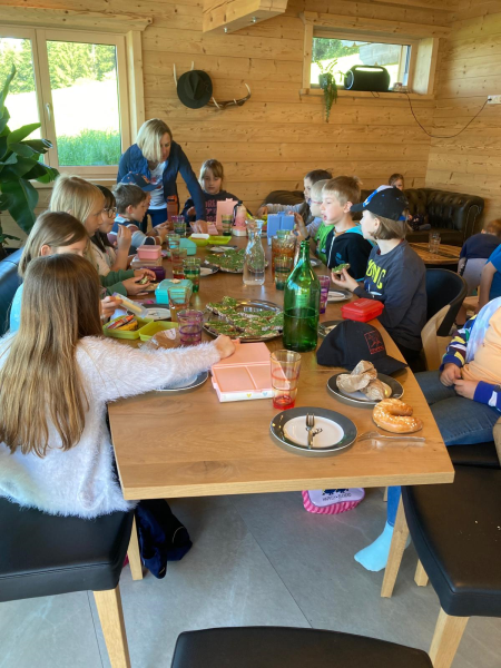 Bauernhoftag der 2. Klassen bei Familie Grundböck im